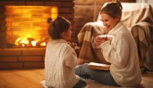 妈妈和女儿在家里享受壁炉-加热和澳门博彩在线